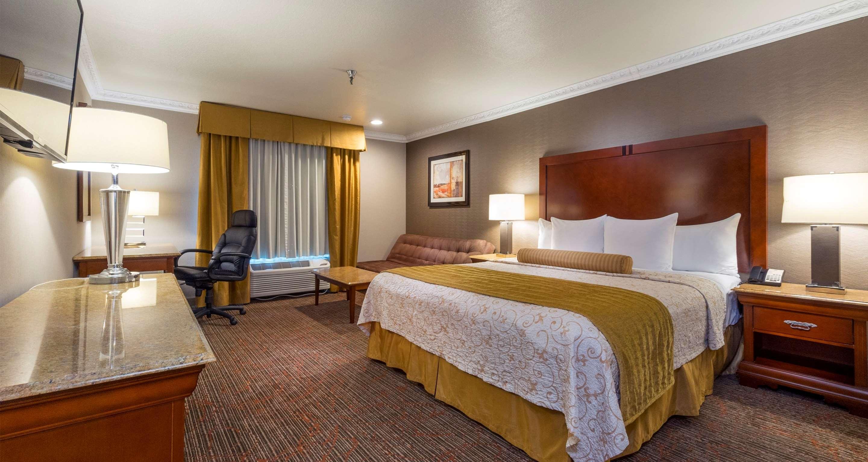 Western Newport Mesa 3*