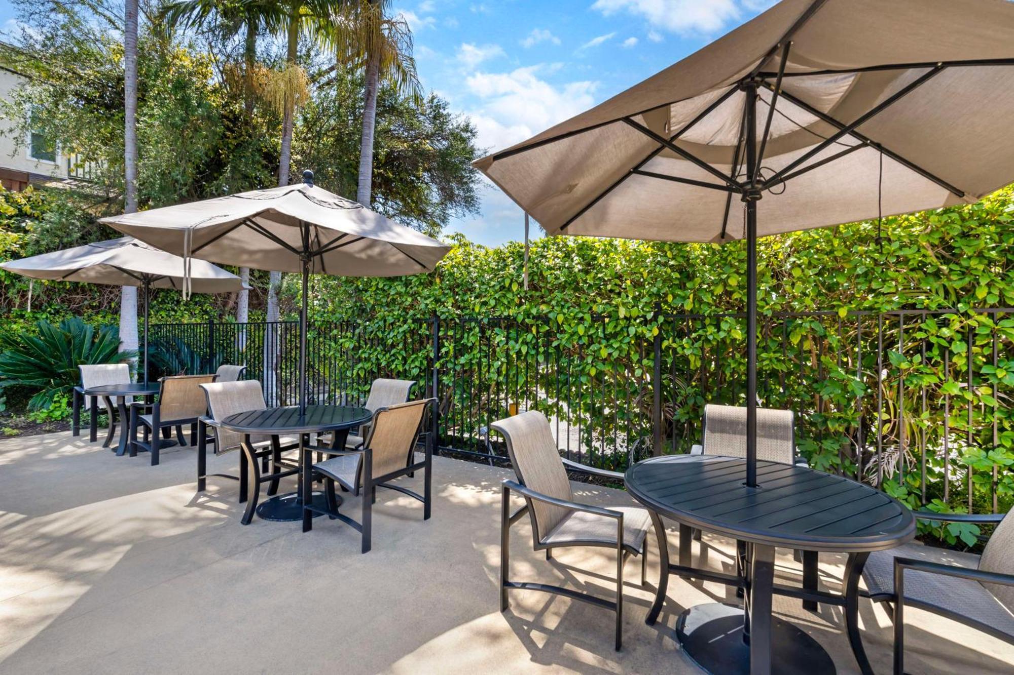 Hotel Western Newport Mesa 3*