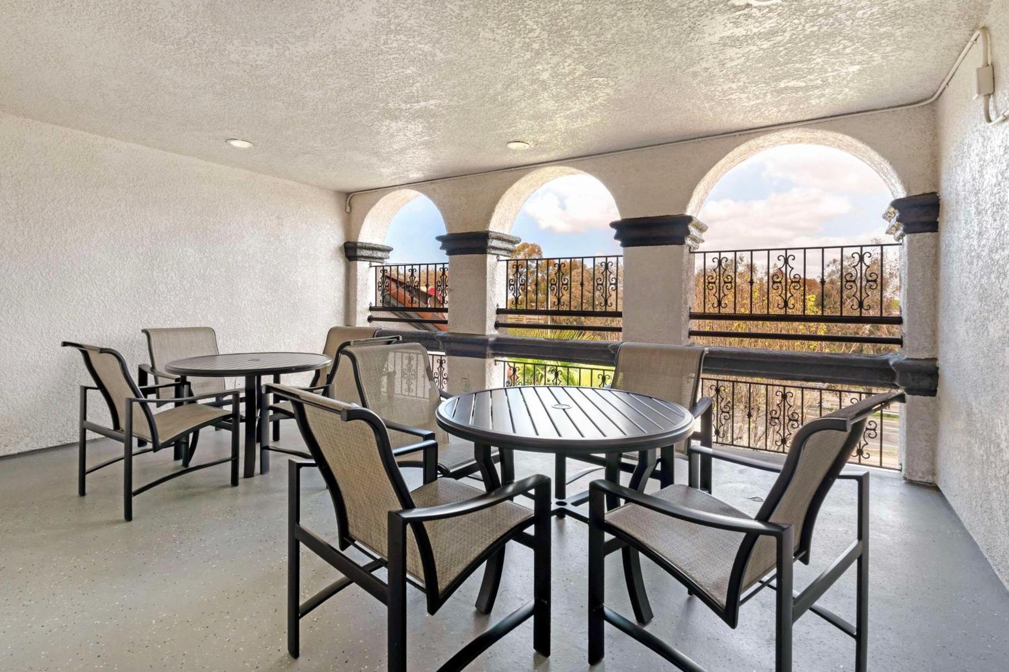 Hotel Western Newport Mesa 3*