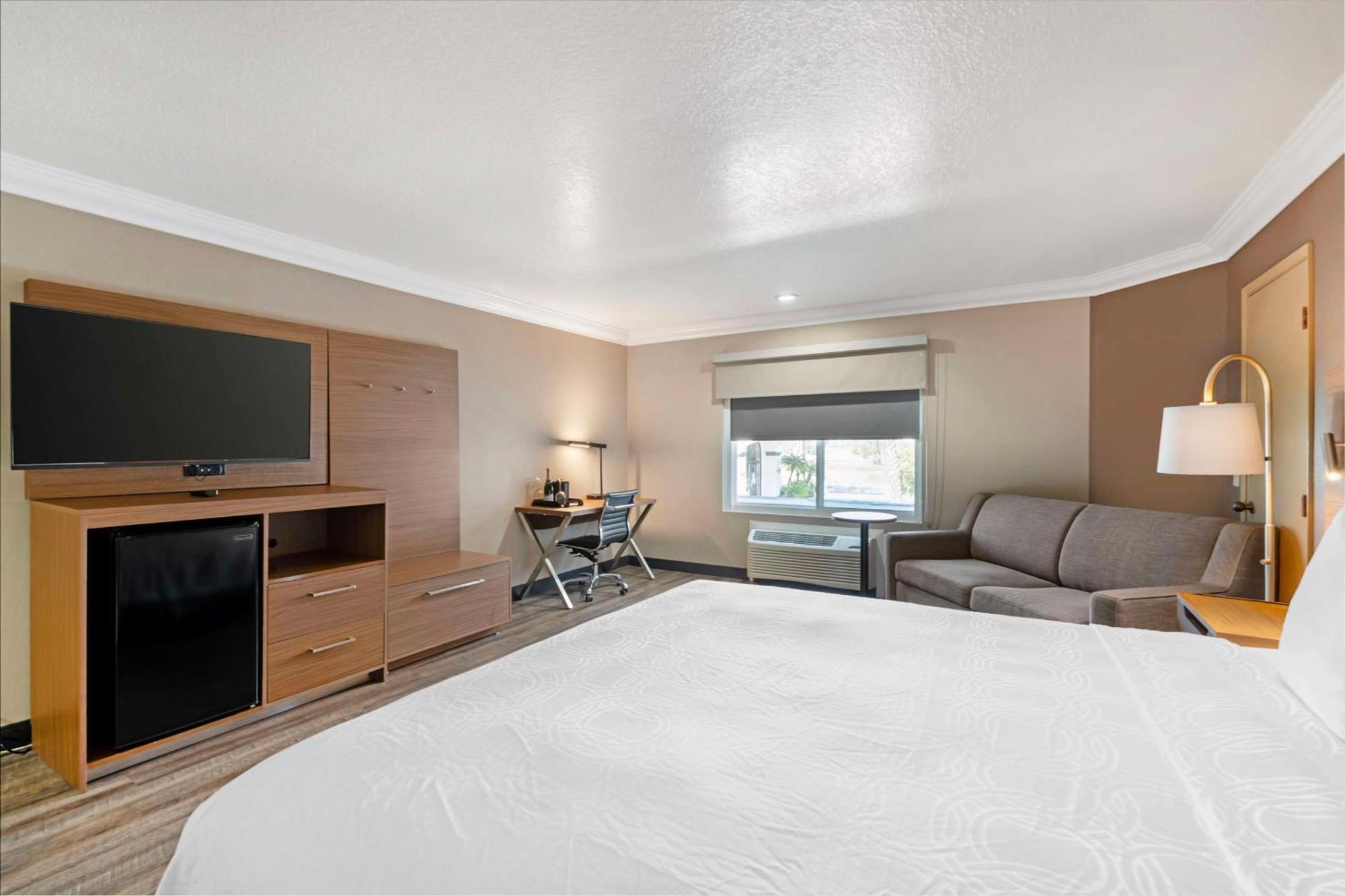 Hotel Western Newport Mesa 3*