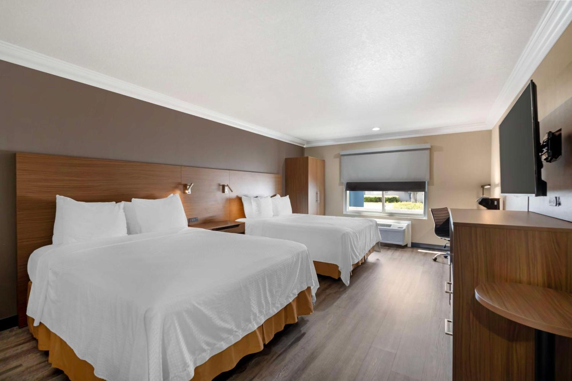 Western Newport Mesa 3*
