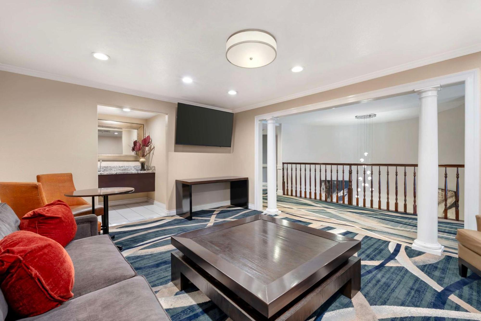 Western Newport Mesa Hotel 3*