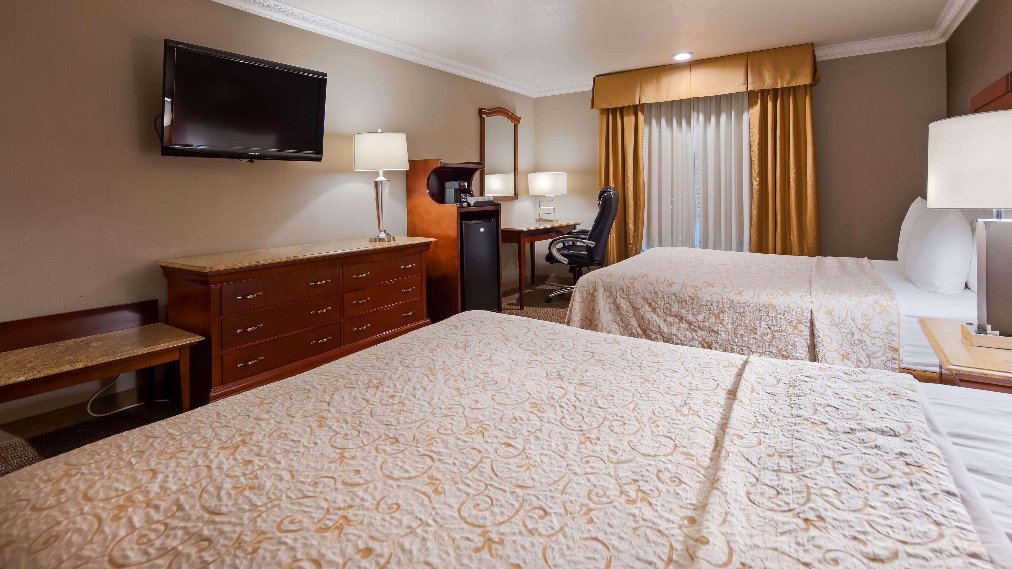 Western Newport Mesa 3*